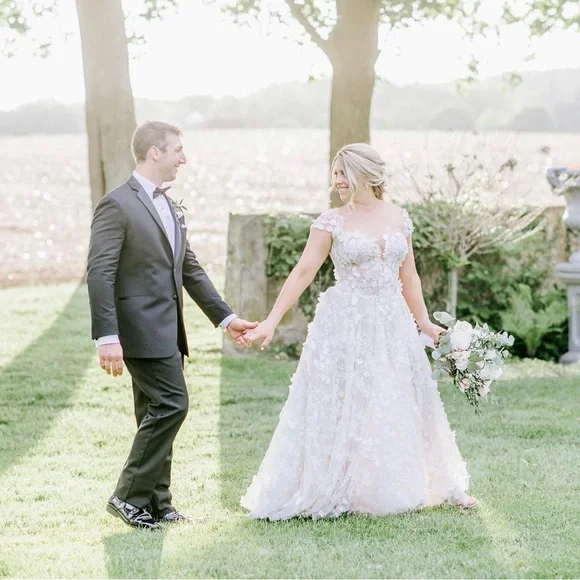 Cream Sleeveless Scoop Neck Wedding Gown